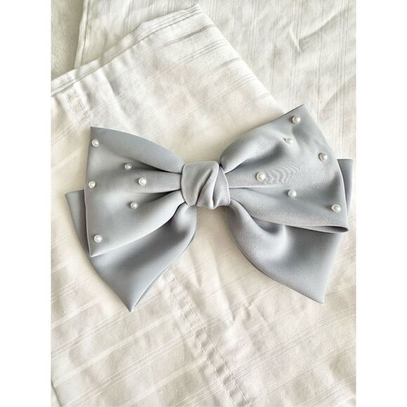 Light grey bow with delicate pearl embellishment NWOTS